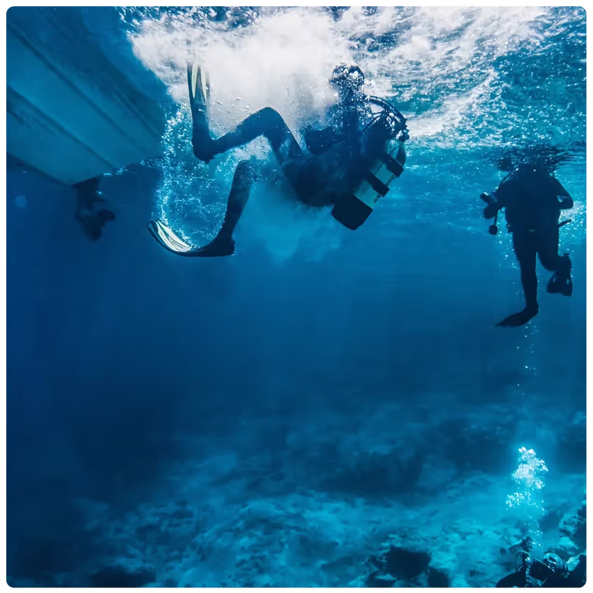 Photo underwater with two scuba divers